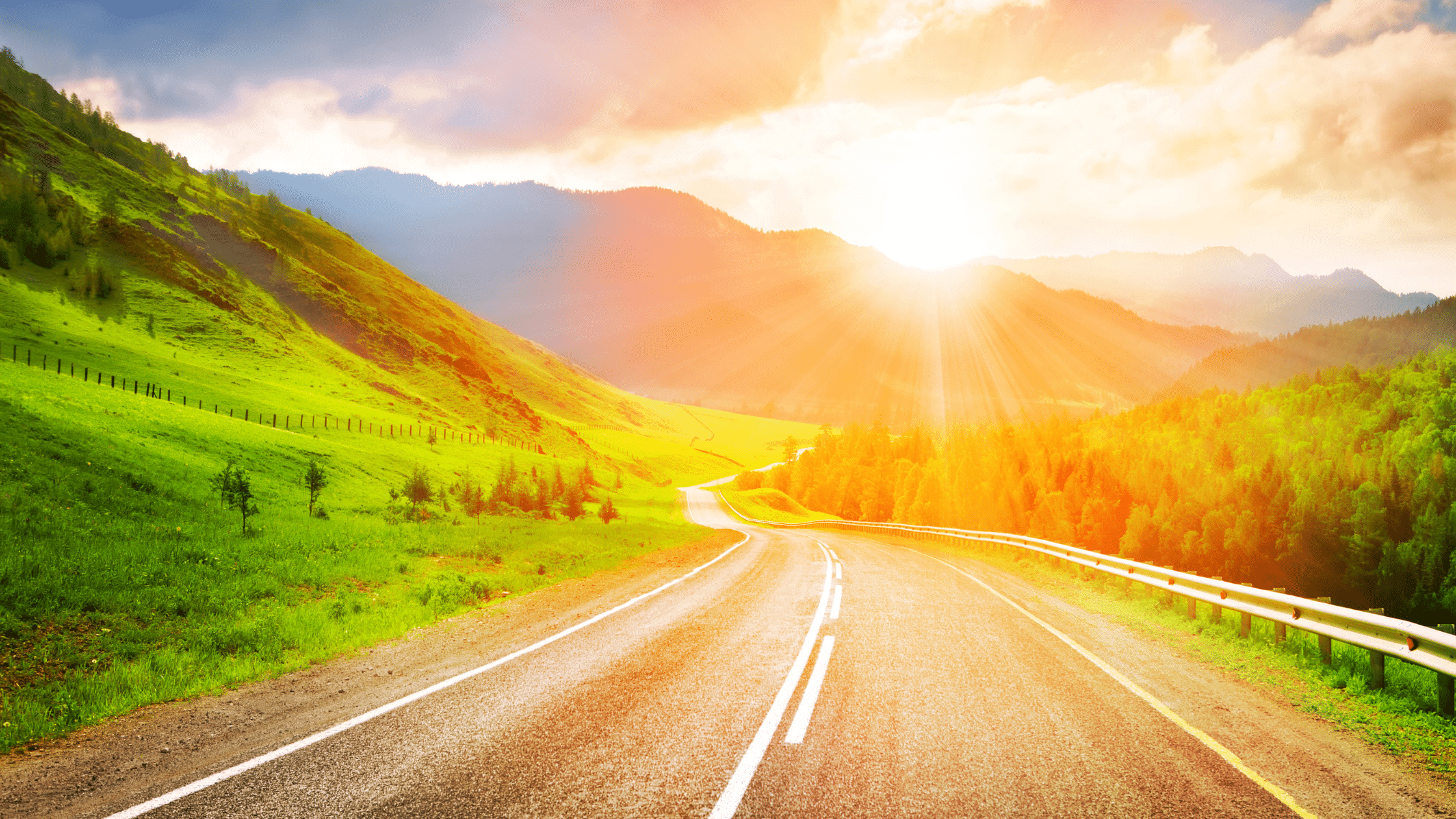 Навстречу шоссе. Красивые дороги. Солнечная дорога. Фон дорога. Солнце на дороге.